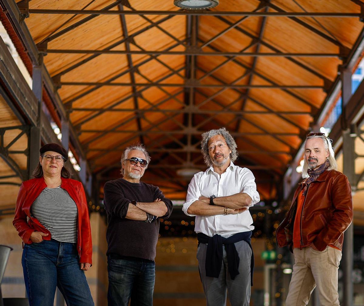 El equipo de producción de 'AGO' se reúne en el Mercat del Grau de València para compartir su visión sobre la serie. (Fuente: El Periódico)