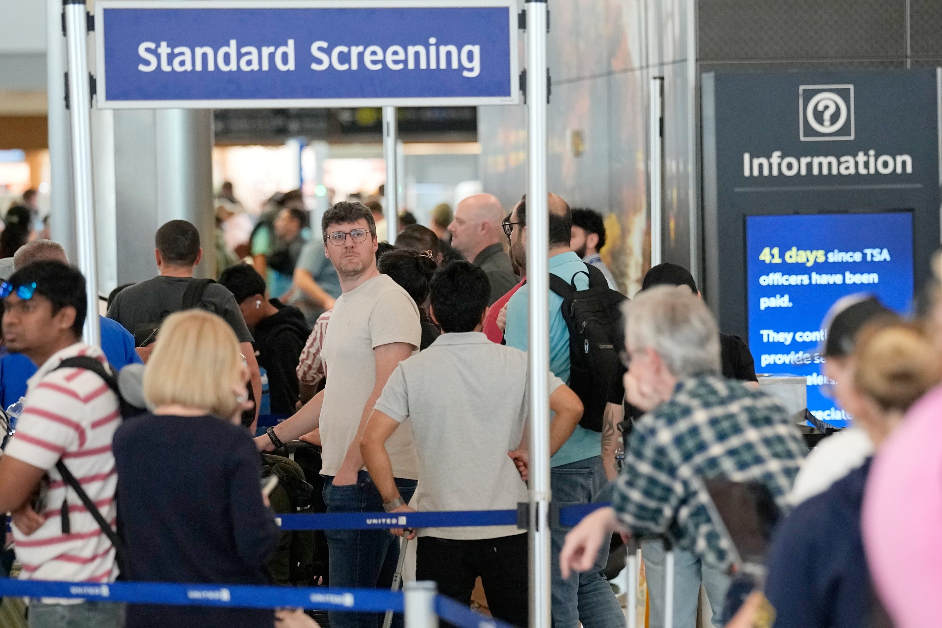 Aeropuertos de la UE alertan sobre largas colas en Semana Santa para viajeros extranjeros