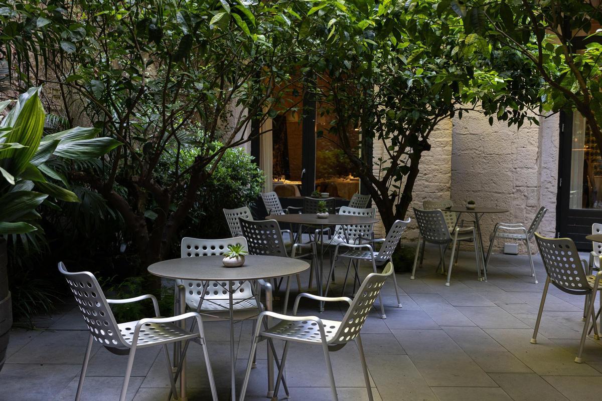 Jardín del hotel Mercer Barcelona, un oasis en el centro de la ciudad. (Fuente: El Periódico)