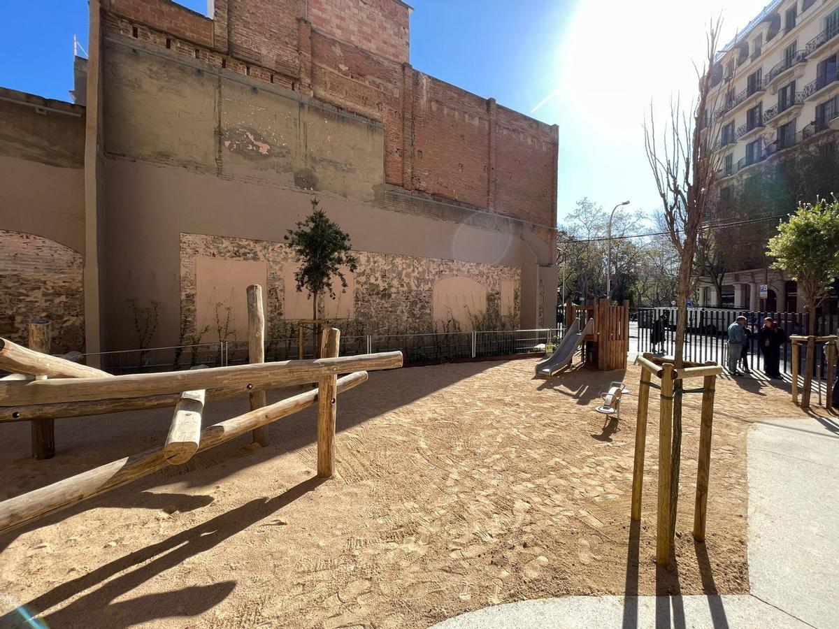 Un nuevo parque infantil en un solar entre medianeras en la Travessera de Gràcia, con columpios y juegos para niños. (Fuente: El Periódico)