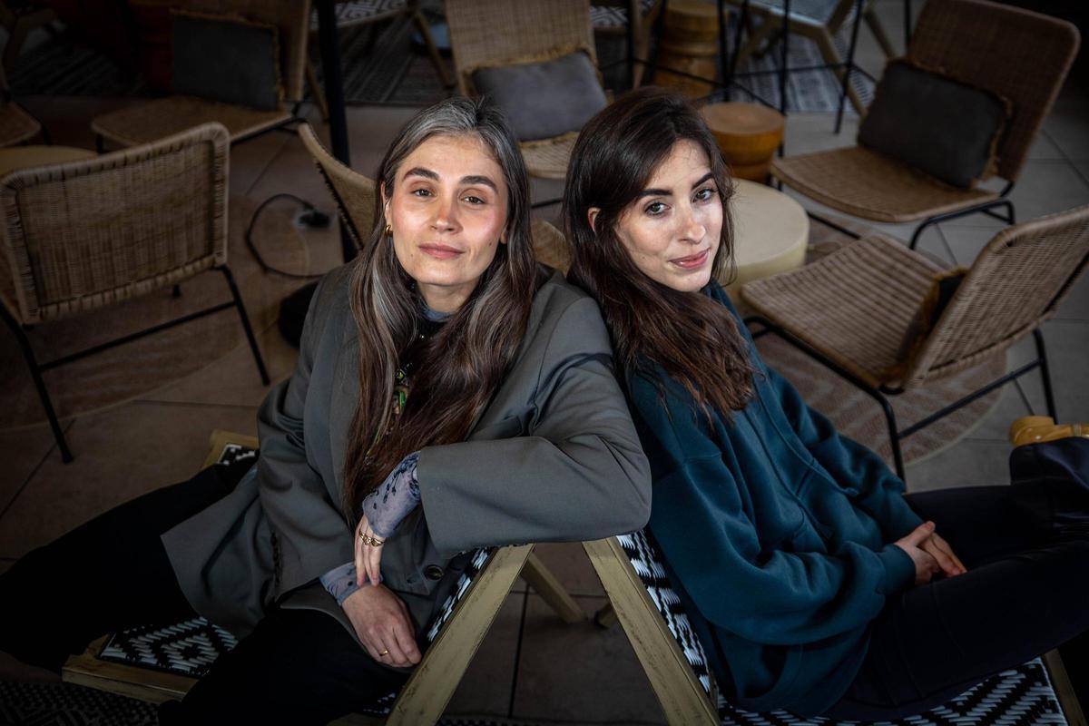 Ana Garriga y Carmen Urbita, autoras de 'Instrucción de novicias', posan con sus libros en una librería. (Fuente: El Periódico)
