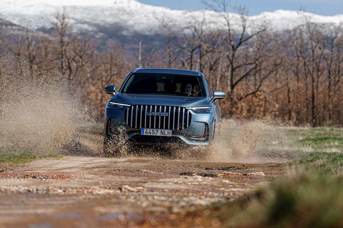 Interior del Jaecoo 8 SHS, con una doble pantalla panorámica de 12,3 pulgadas y un sistema de sonido firmado por Sony (Fuente: El Periódico)