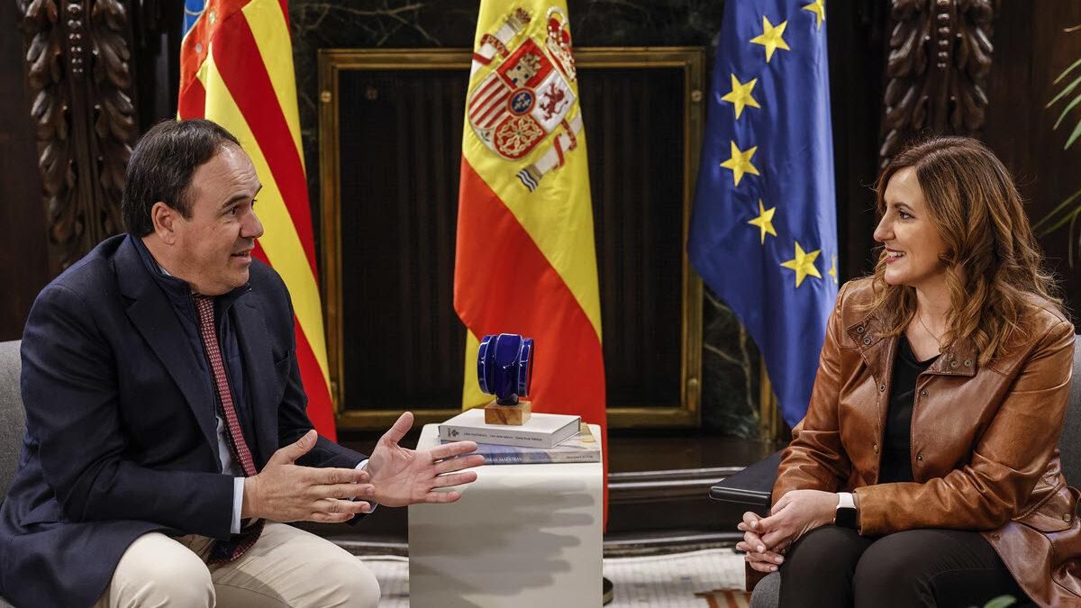 El Ayuntamiento de València desafía a la AVL y propone denominación bilingüe