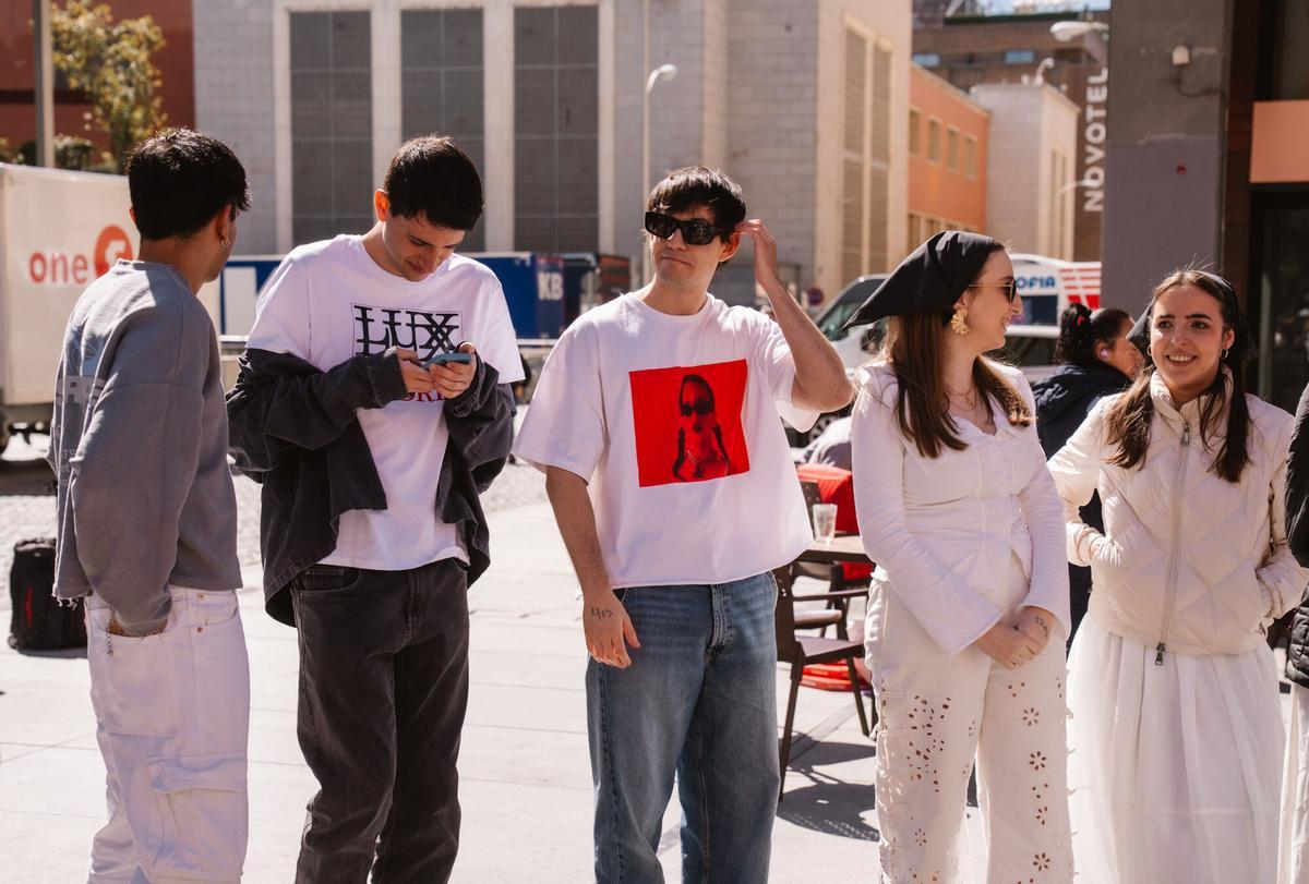 Concierto de Rosalía en Madrid: Fans hacen cola en el Movistar Arena