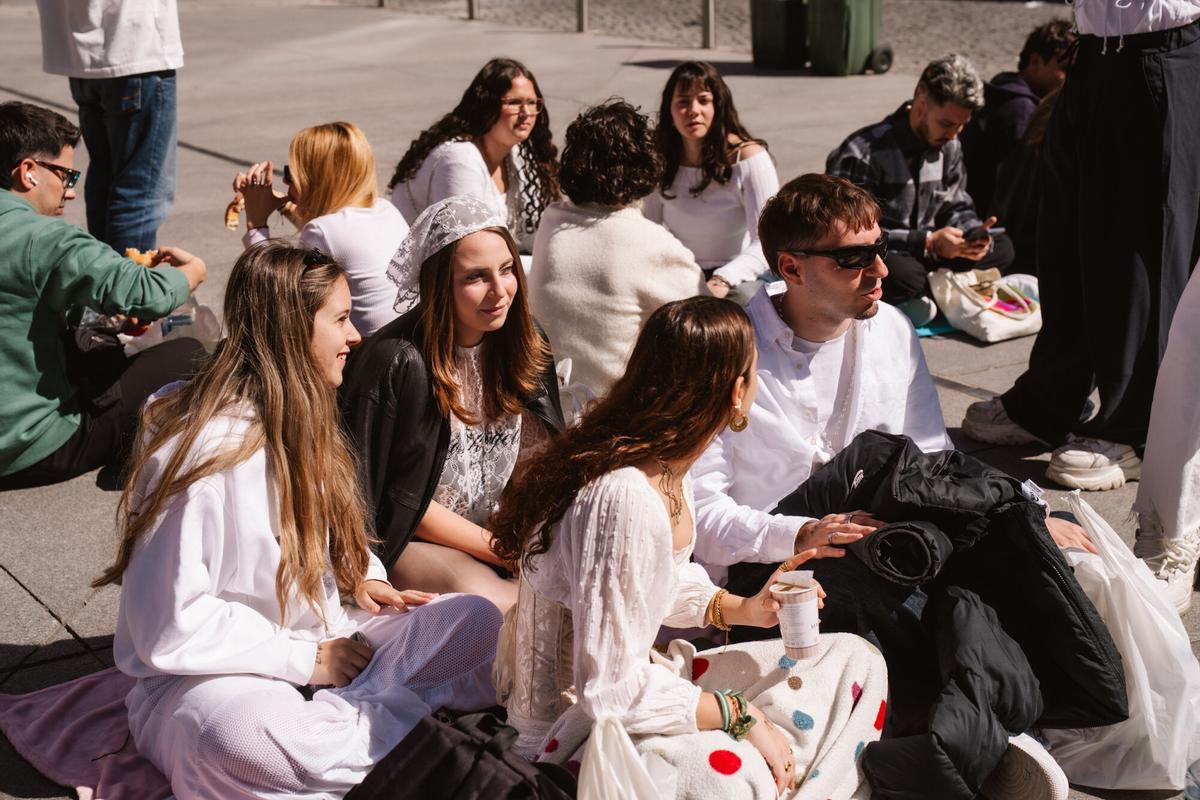 Fans de Rosalía en las afueras del Movistar Arena de Madrid (Fuente: El Periódico)