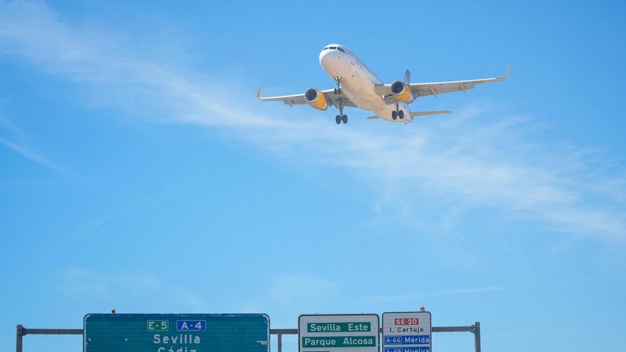 Controladores aéreos en Sevilla amenazan con huelga durante la Copa del Rey o la Feria de Abril