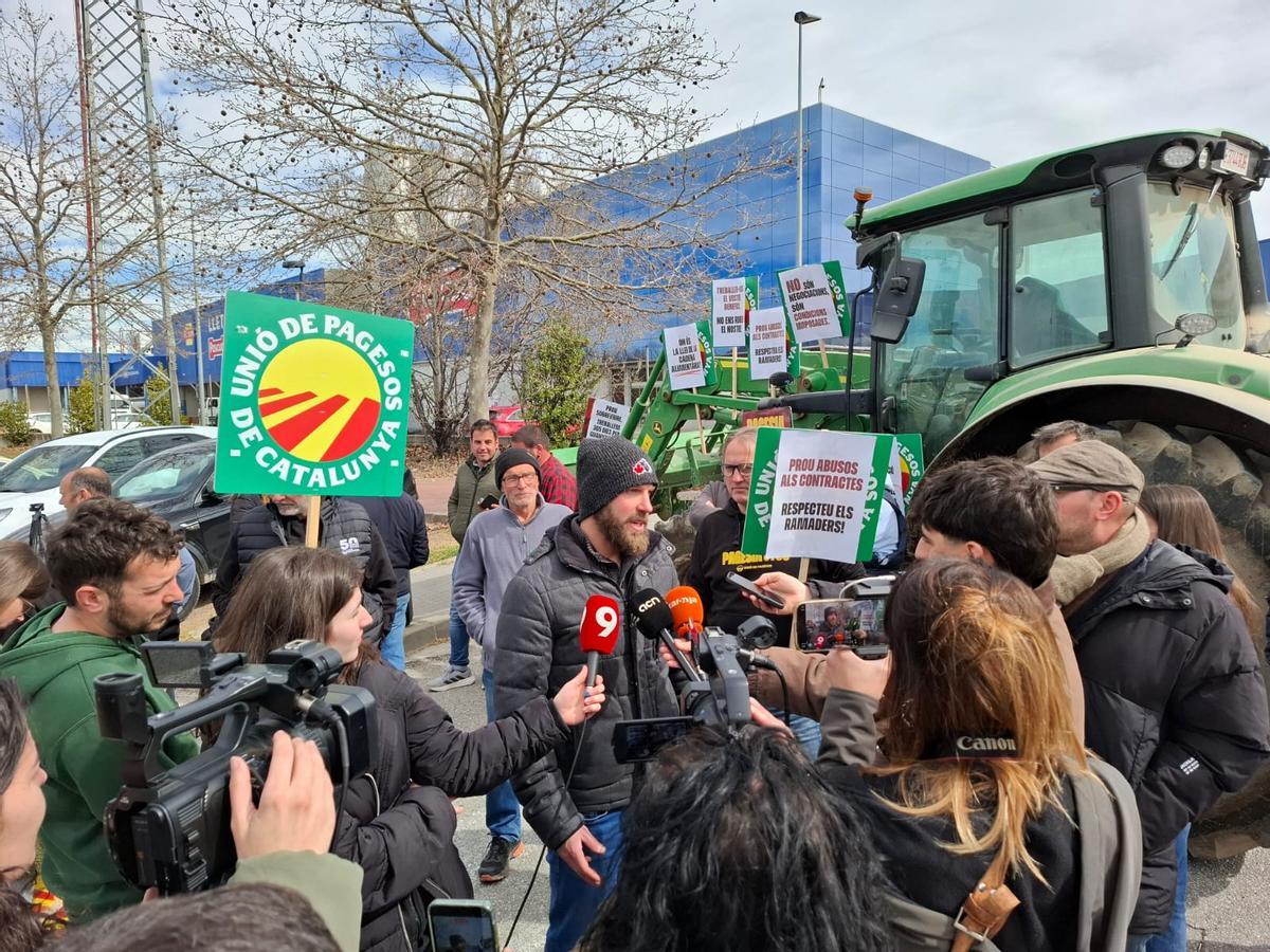 Ganaderos de Unió de Pagesos protestan ante la fábrica del grupo Pascual en Gurb (Barcelona) (Fuente: El Periódico)
