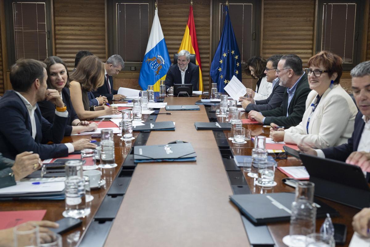 El presidente Fernando Clavijo preside la reunión del Consejo de Gobierno para discutir las medidas económicas para afrontar la crisis en el Golfo Pérsico. (Fuente: El Periódico Economía)