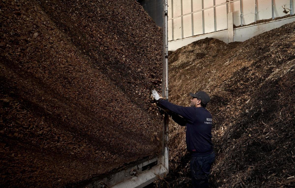 Sistema de red de calor en Móstoles, donde se queman astillas de madera para calentar agua y proporcionar calefacción central a hogares. (Fuente: El Periódico)