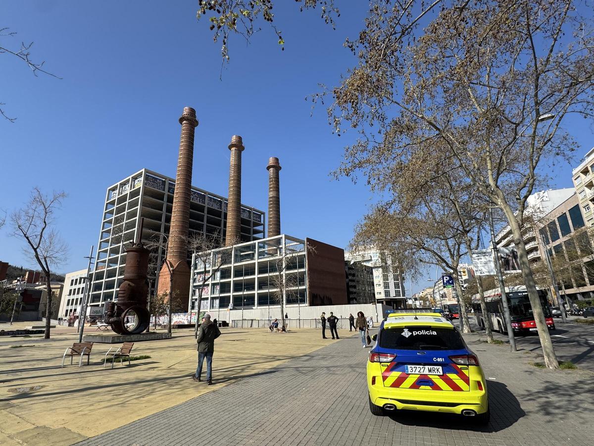Una patrulla de la policía municipal hace guardia en las Tres Xemeneies clausuradas (Fuente: El Periódico)