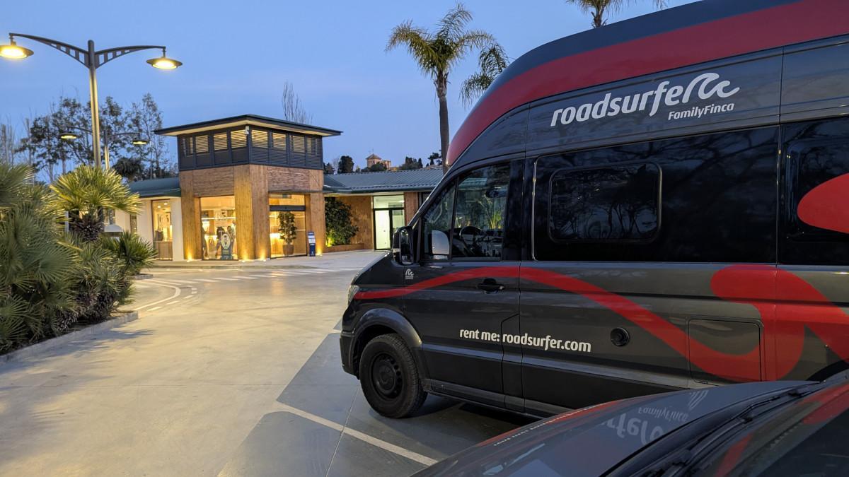Interior de una camper de Roadsurfer, con todo lo necesario para una escapada corta (Fuente: El Periódico)