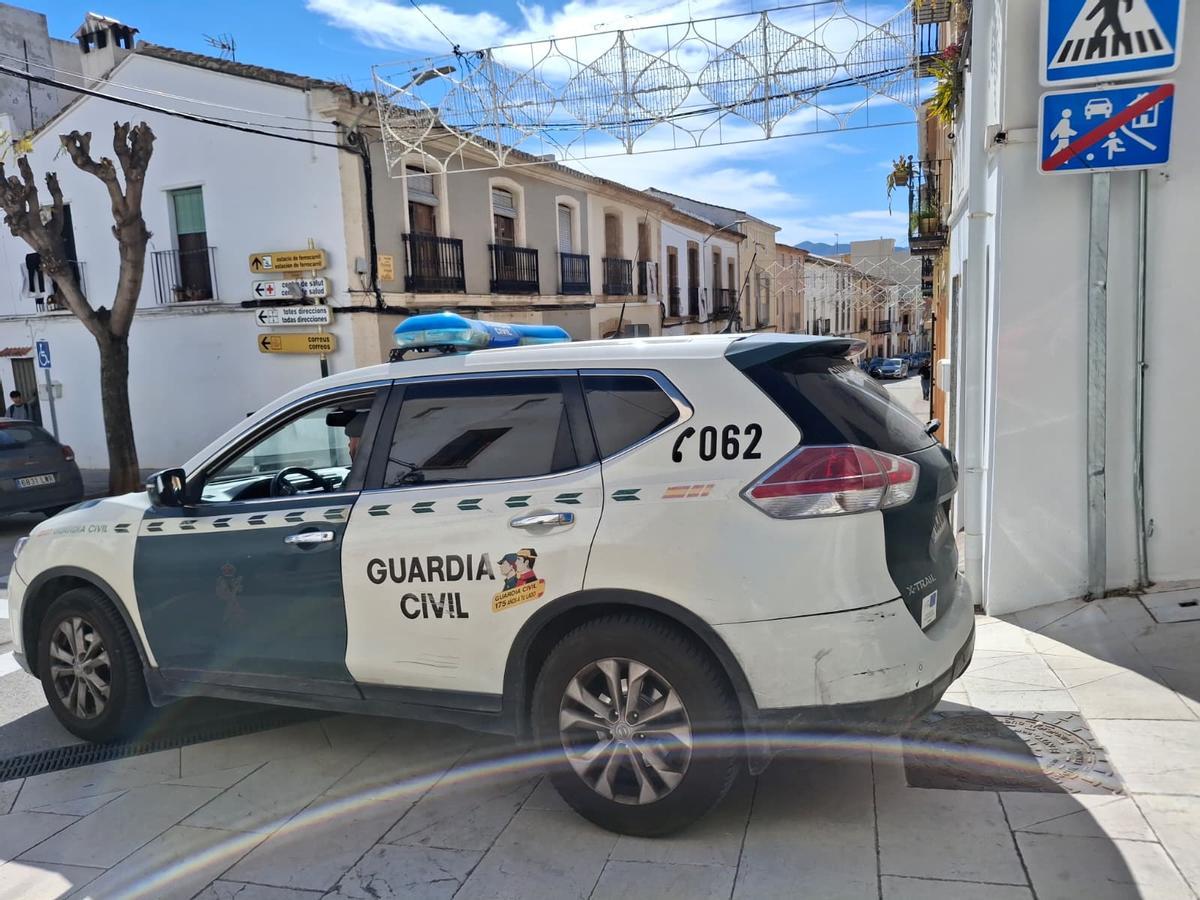 Dispositivo de la Guardia Civil en Teulada para detener a un hombre acusado de malos tratos (Fuente: El Periódico)