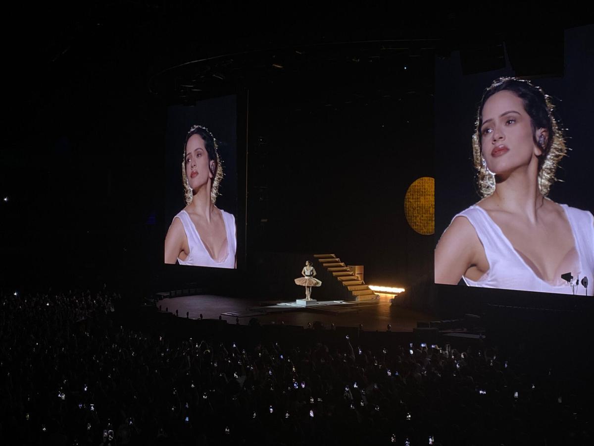 Rosalía conquista Madrid con un concierto épico: 'Lux' brilla en el Movistar Arena