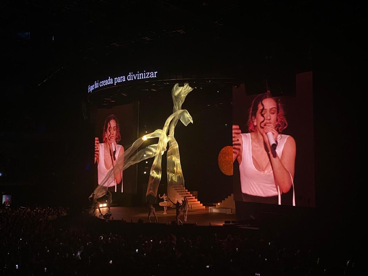 Rosalía actúa en el Movistar Arena de Madrid con una puesta en escena impresionante (Fuente: El Periódico)