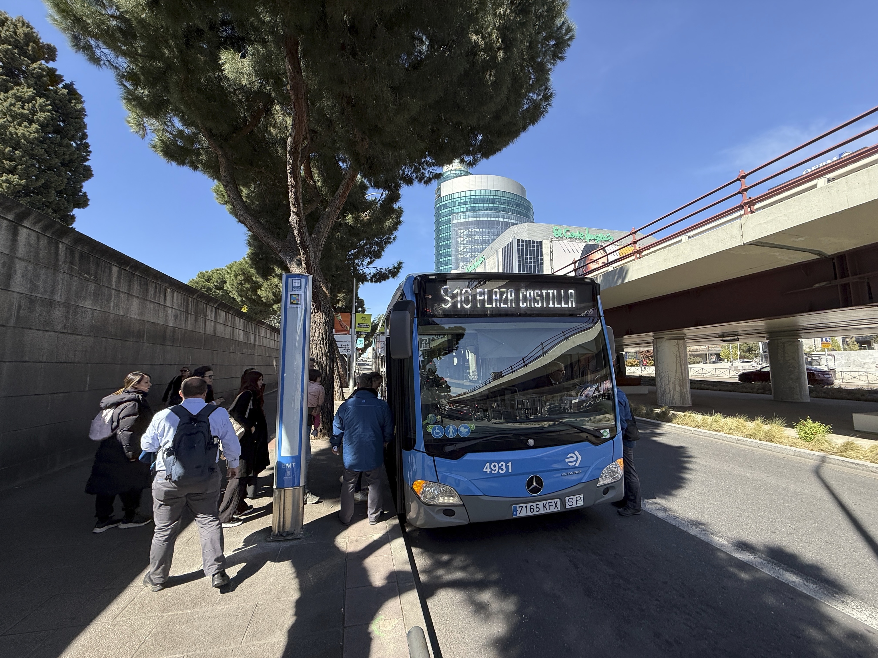 La Línea 10 de Metro sufre un corte en Santiago Bernabéu con un servicio de bus gratuito