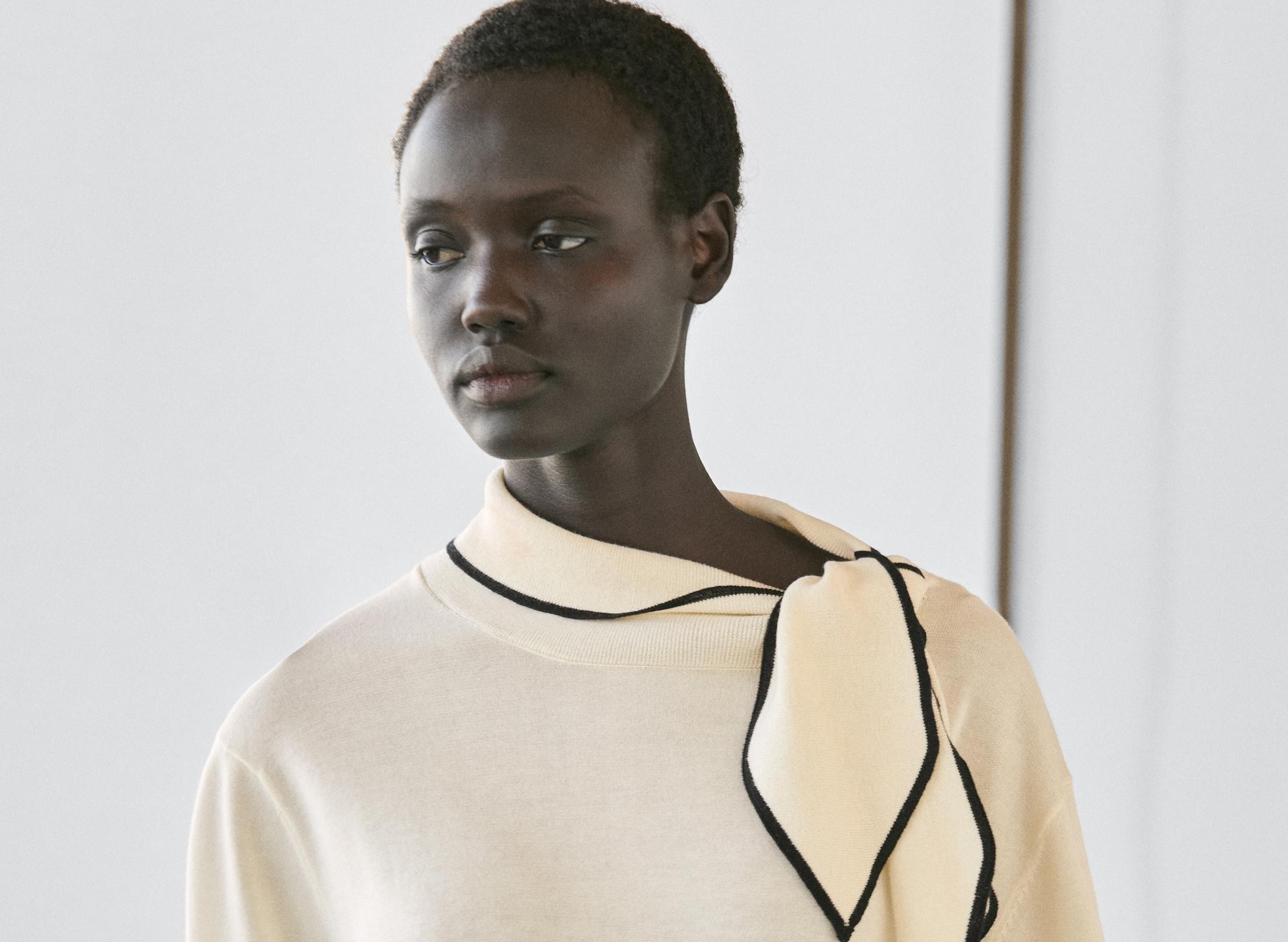 El jersey neutro de lujo silencioso: la pieza clave para transformar cualquier look