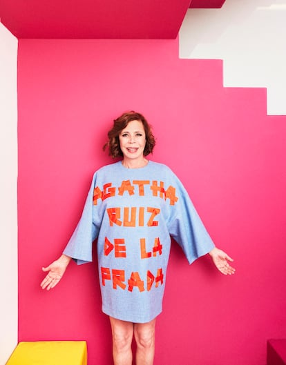 Ágatha Ruiz de la Prada en su taller de diseño, rodeada de telas y patrones de colores (Fuente: El País)