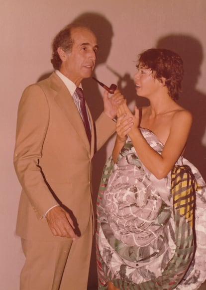 Una imagen de la colección de trajes pintados por Enrique Vega que presentó en 1982 (Fuente: El País)