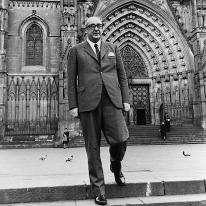 Álvaro Cunqueiro en su escritorio de trabajo, rodeado de libros y papeles. (Fuente: El País)