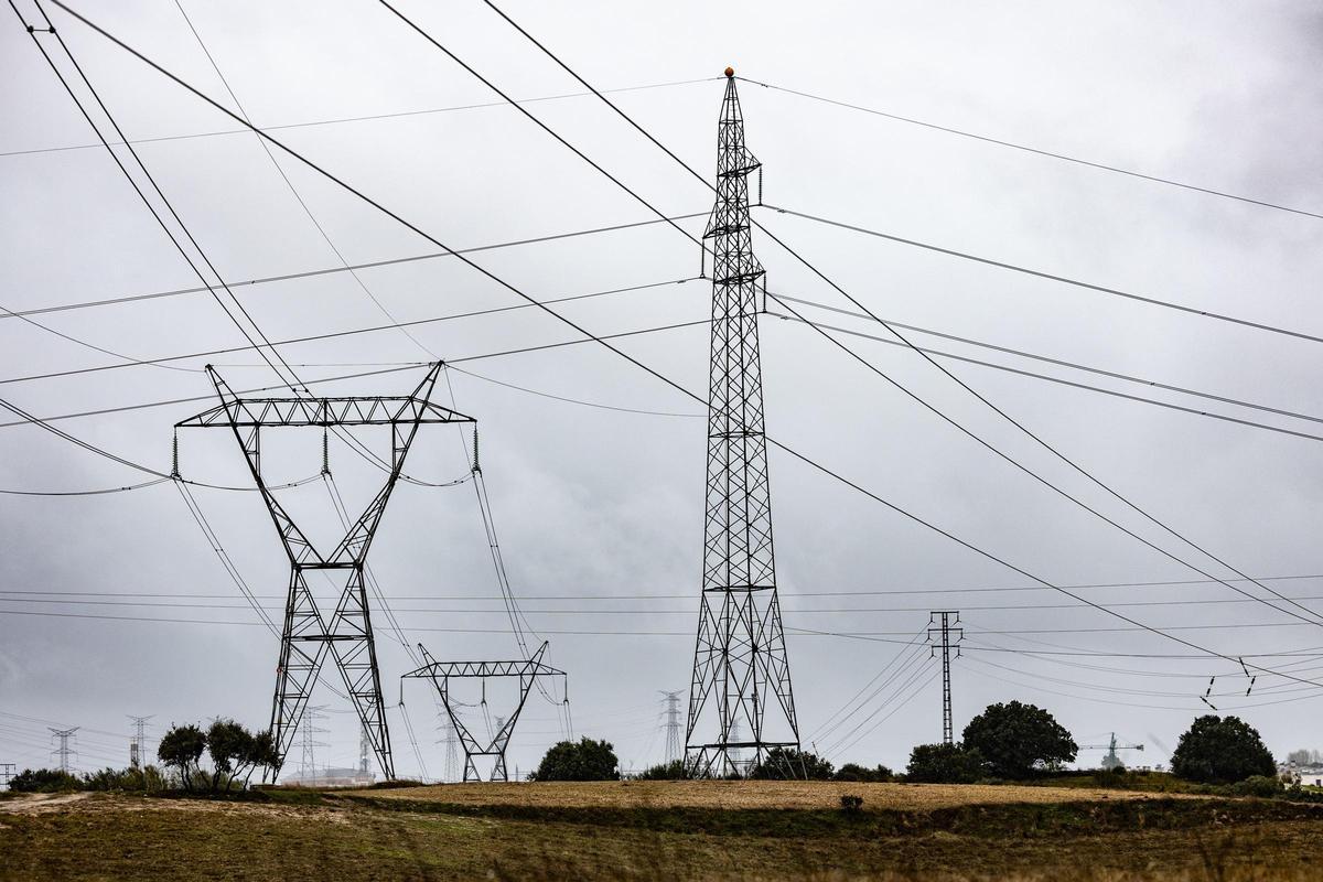 España lidera Europa en precio de la electricidad más bajo, pero su dependencia de gas y petróleo persiste