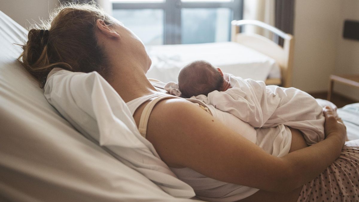 La intimidad del posparto: por qué algunos padres optan por no recibir visitas en el hospital