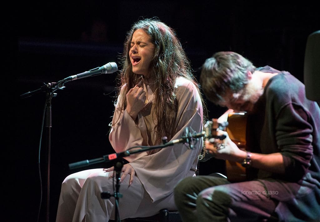 Rosalía durante su gira de 'El Mal Querer' en 2018 (Fuente: El Periódico)