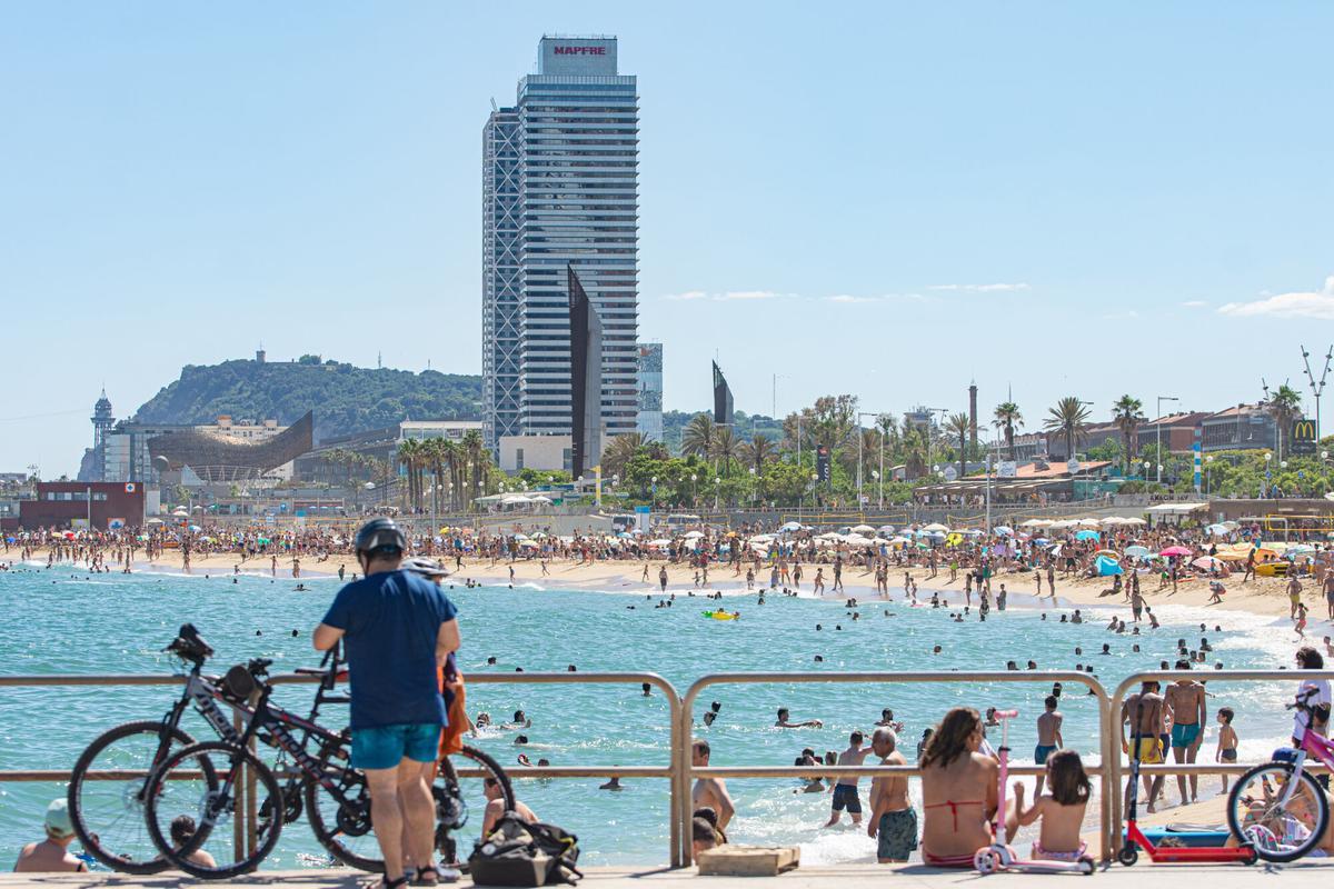Barcelona reintroduce el pago por aparcar en playas desde abril: horarios y tarifas