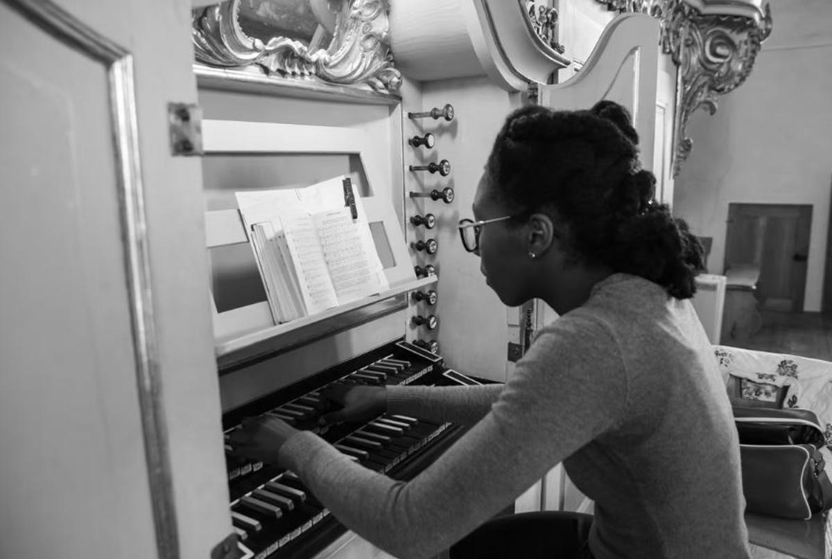 Yudania Gómez Heredia dirige la Orquesta Heritage en el concierto de Rosalía en Lyon, Francia. (Fuente: El Periódico)