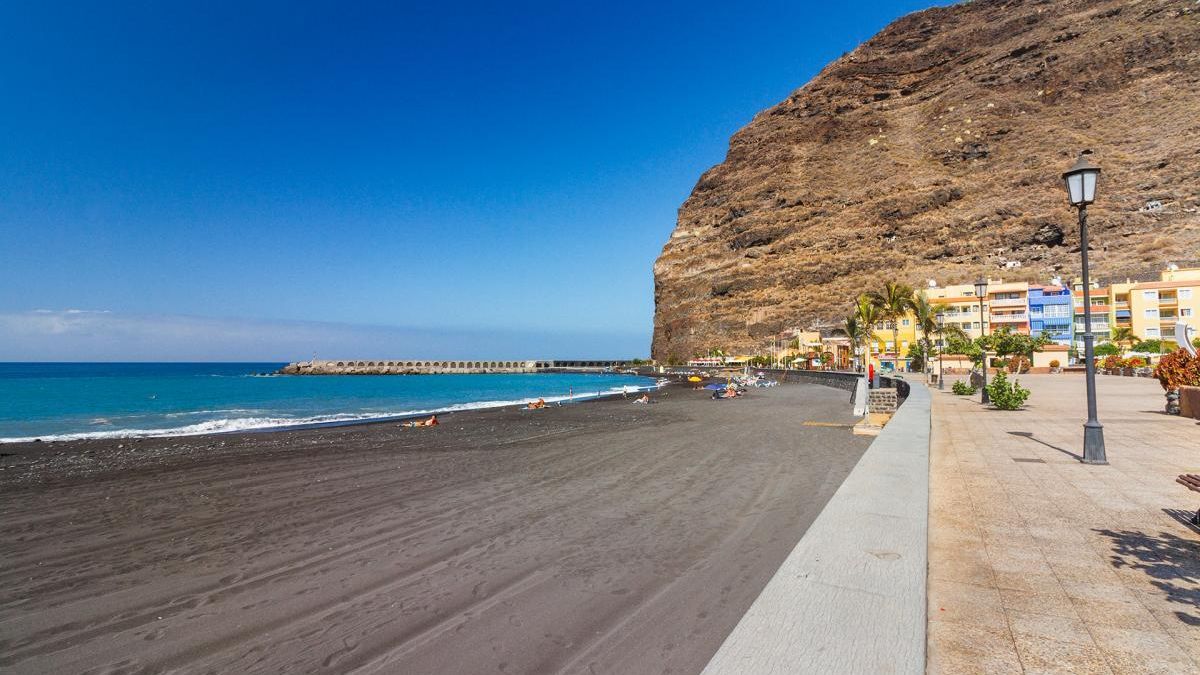 Descubre Tazacorte, el municipio de La Palma con una impresionante playa de arena negra de casi 2 kilómetros