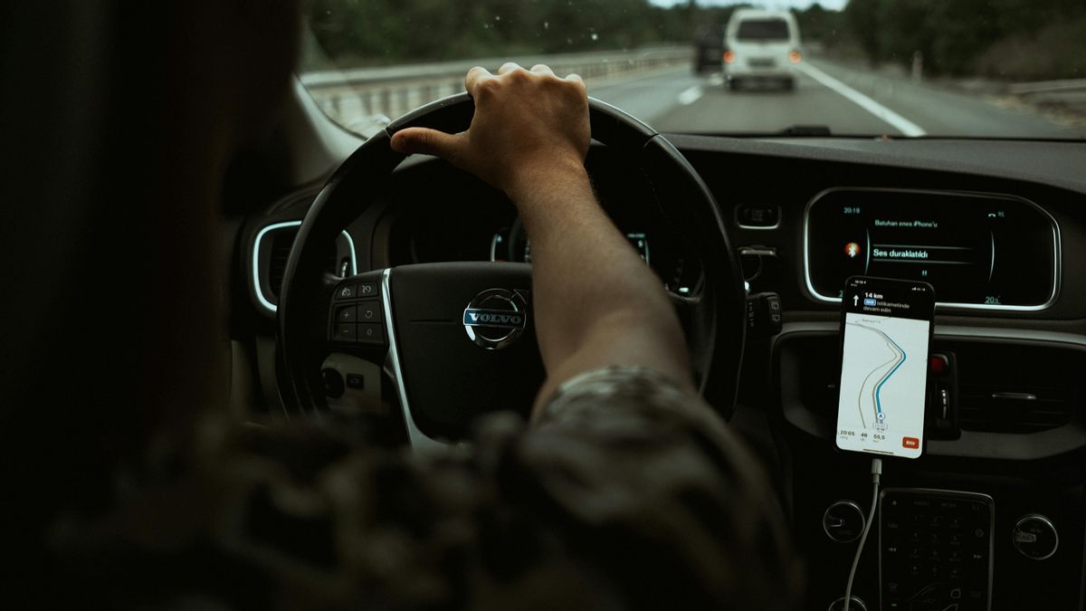 Uso del manos libres en el coche: normativa, excepciones y multas