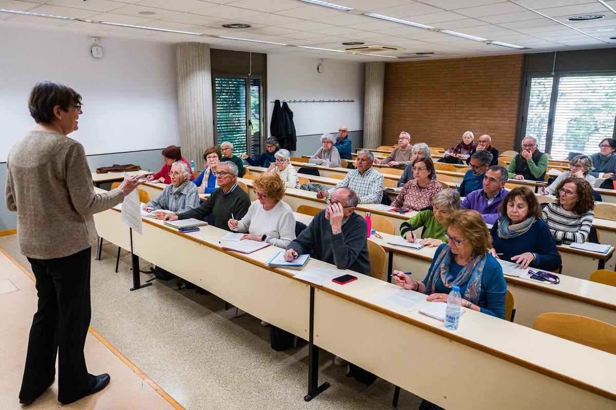 La Universitat de l'Experiència de la UB alcanza los 2.153 estudiantes: un campus sénior en auge