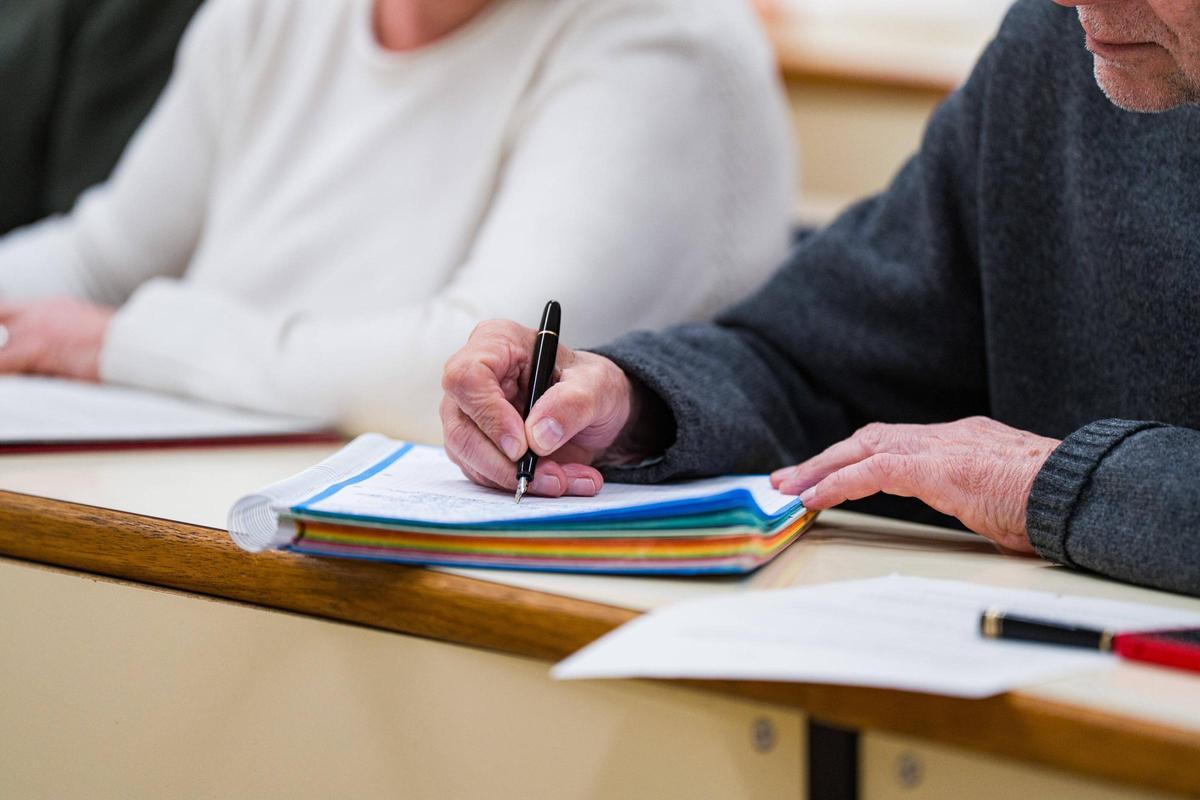 Aula de la Universitat de l'Experiència, el campus para mayores de la UB, donde los estudiantes pueden aprender y compartir experiencias. (Fuente: El Periódico)