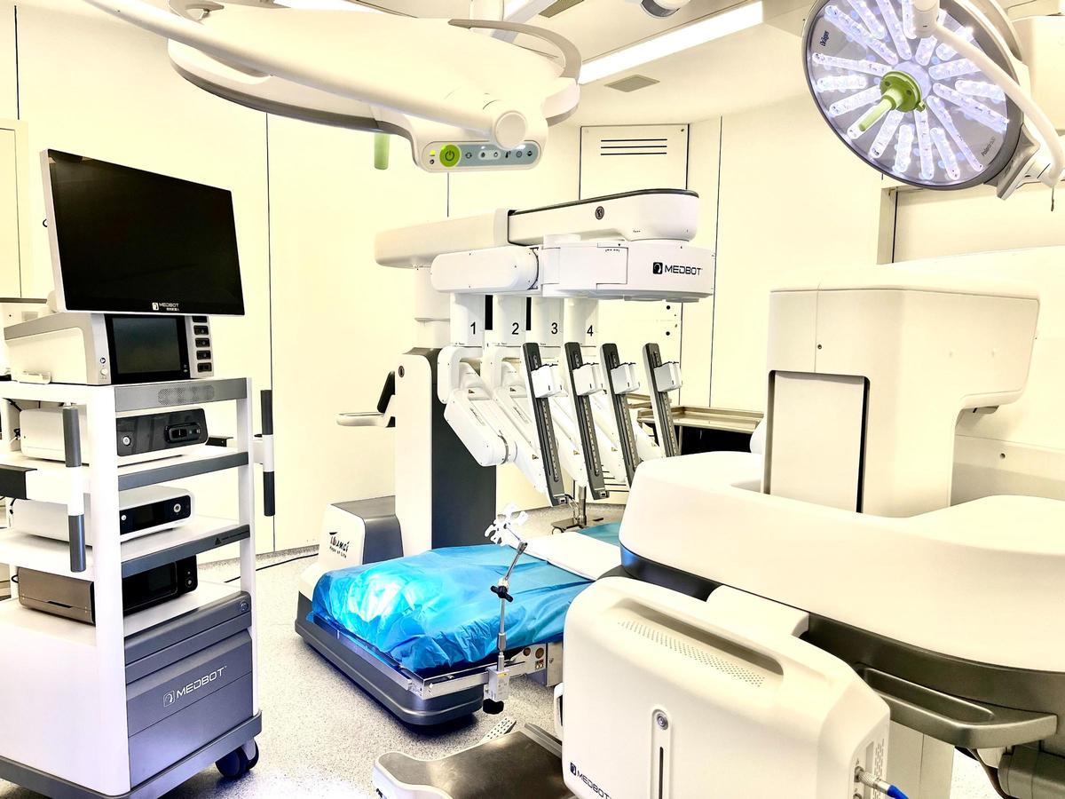 Detalles del robot quirúrgico Toumai, prestaciones similares a otras opciones pero con precio ajustado (Fuente: El Periódico)