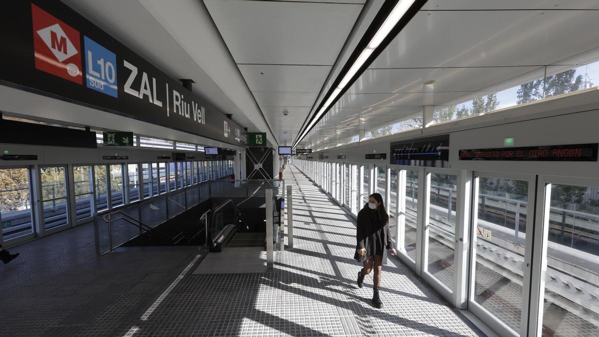 La L10 Sur del metro de Barcelona se corta por obras de mantenimiento