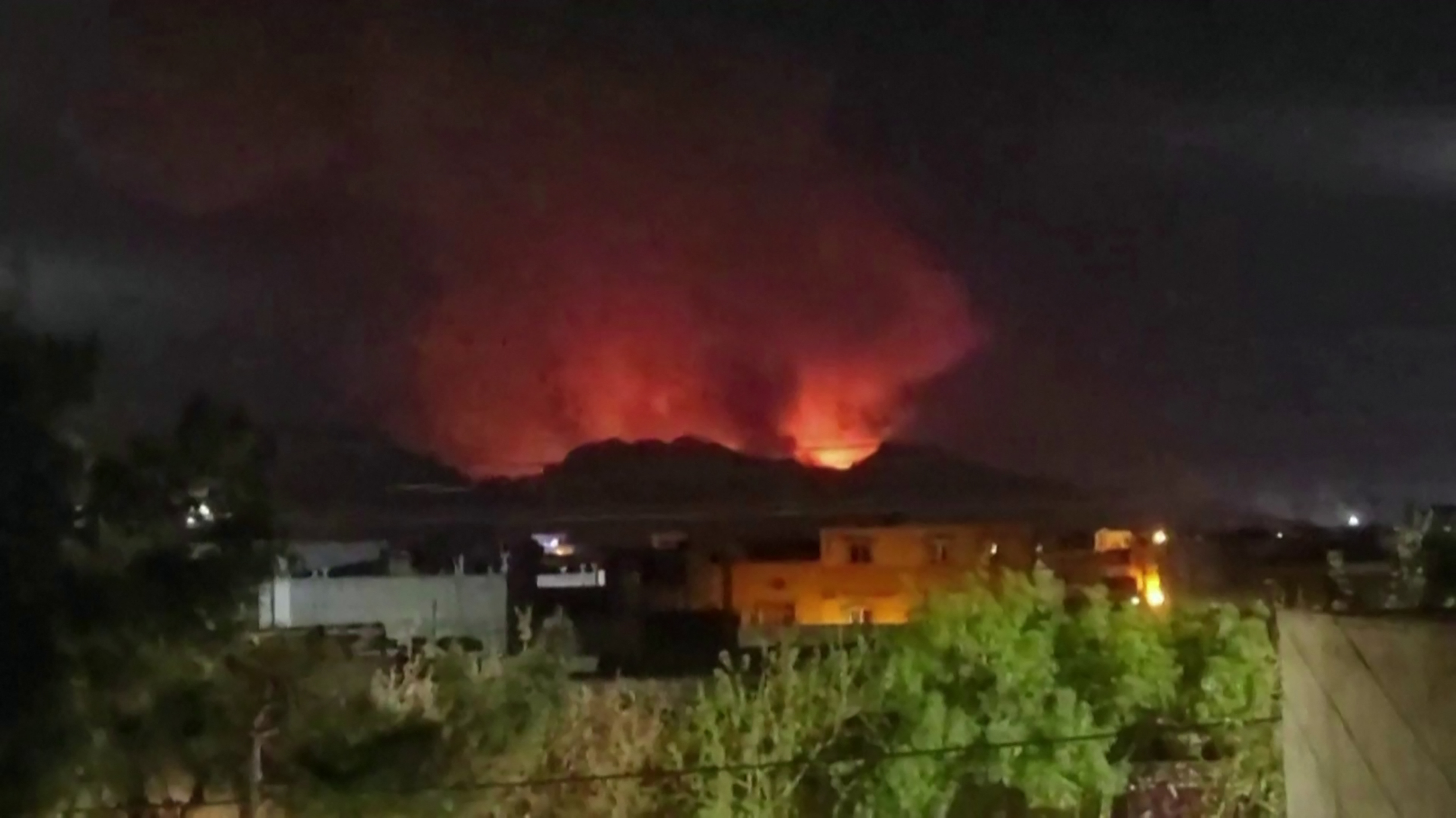 Estados Unidos lanza un ataque aéreo masivo contra Isfahán, Irán