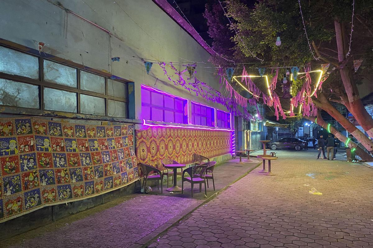 Un aficionado al fútbol en un café de El Cairo, Egipto, mientras se preparan para ver el partido entre España y Egipto. (Fuente: El Periódico)