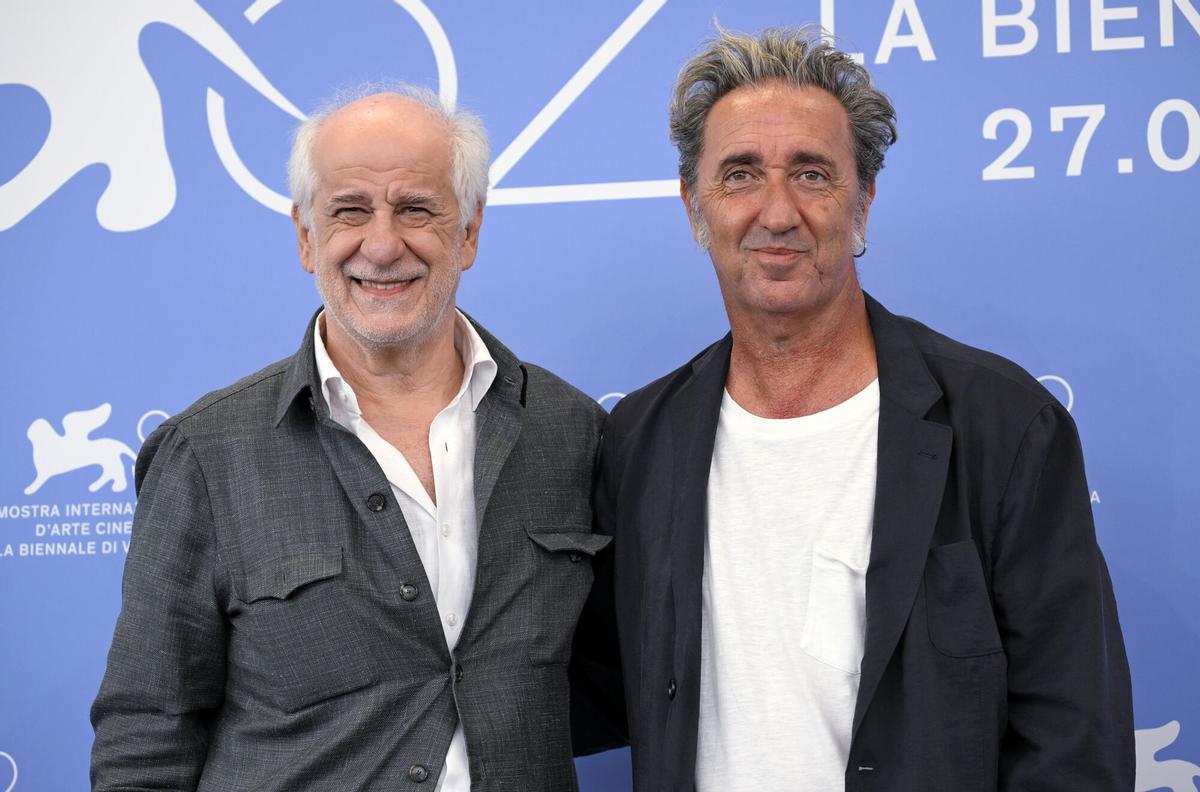 Toni Servillo y Paolo Sorrentino posan en un 'photocall' de 'La Grazia' antes de la ceremonia de inauguración del 82º Festival Internacional de Cine de Venecia. (Fuente: El Periódico)