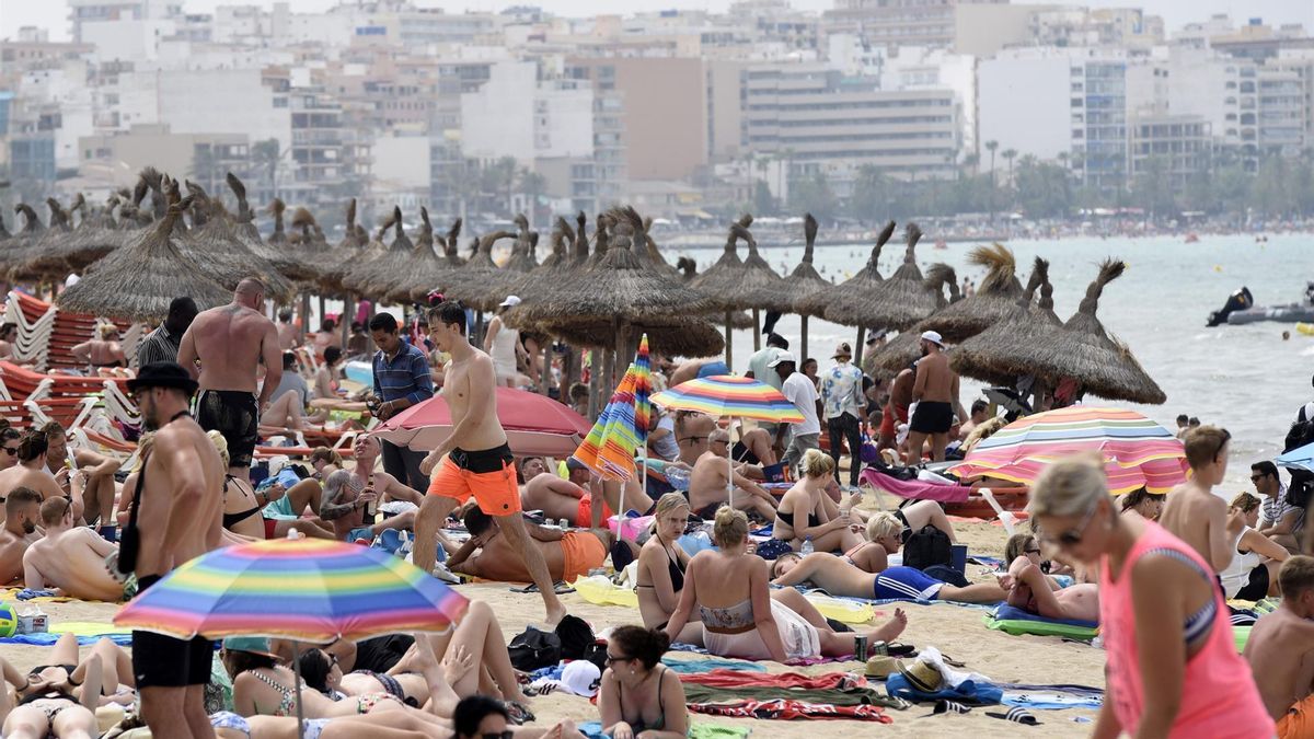 El PP y Vox rechazan poner un límite al turismo en Baleares pese a superar los 19 millones de visitantes
