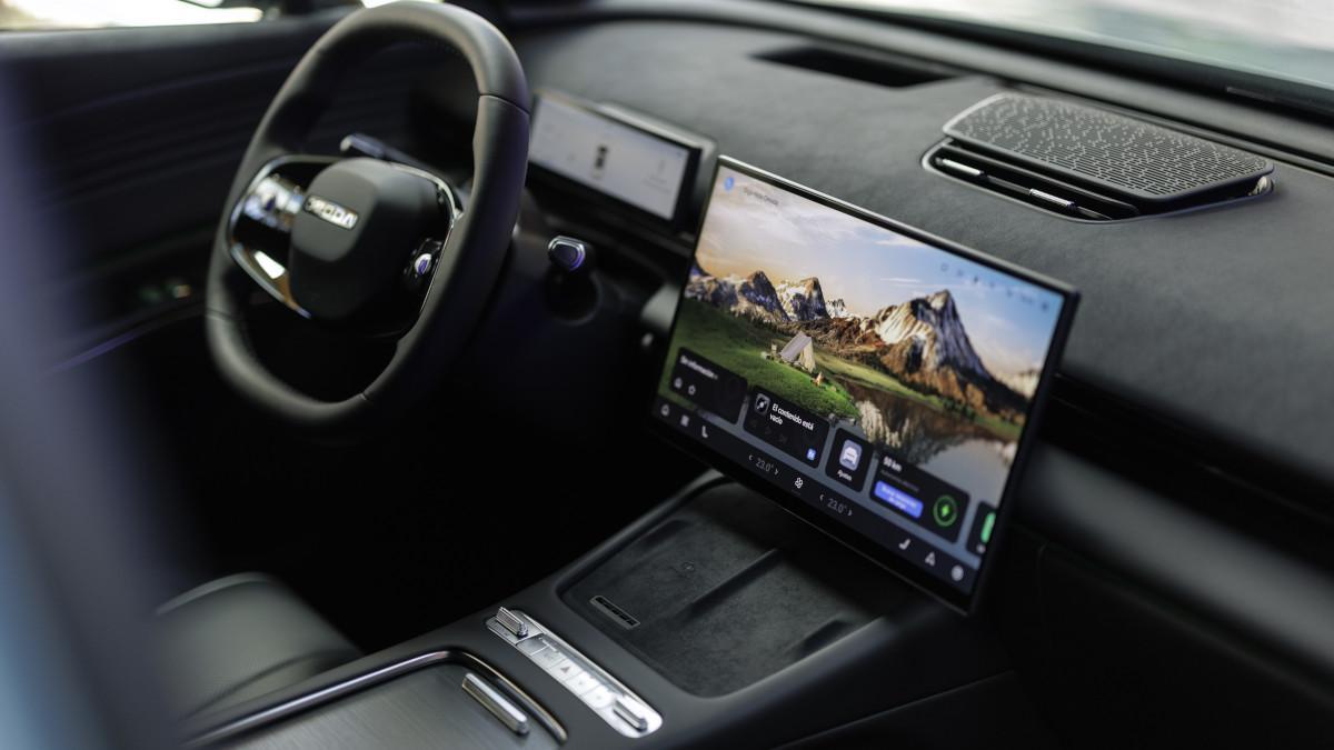 Interior del Omoda 7 SHS mostrando su pantalla central de 15,6 pulgadas y controles intuitivos (Fuente: El Periódico)