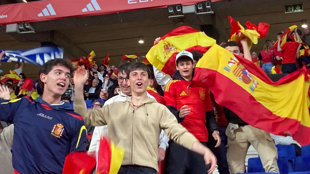 La pasión rojigualda inunda Catalunya: un mar de banderas y camisetas en el RCDE Stadium