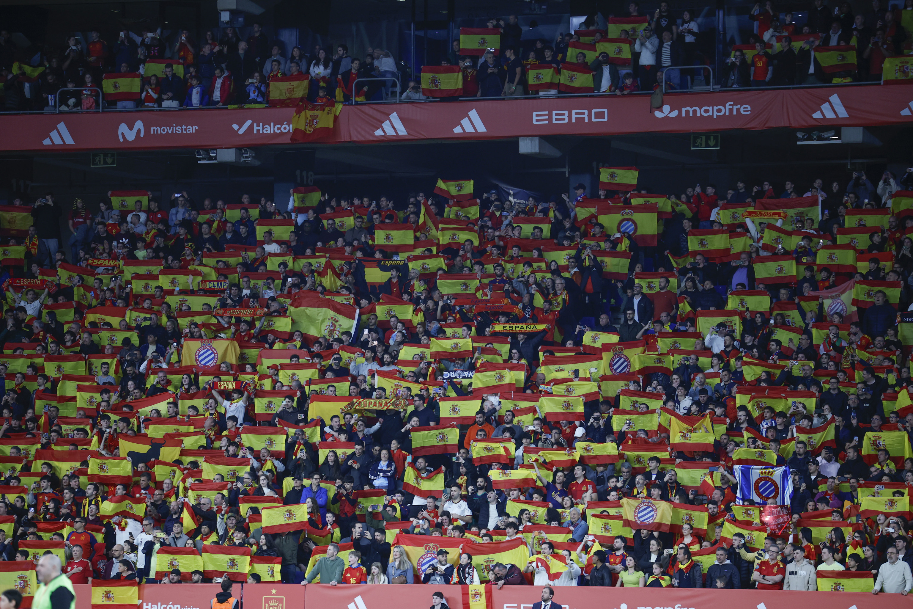 Fiesta española en Cornellá empañada por gritos xenófobos