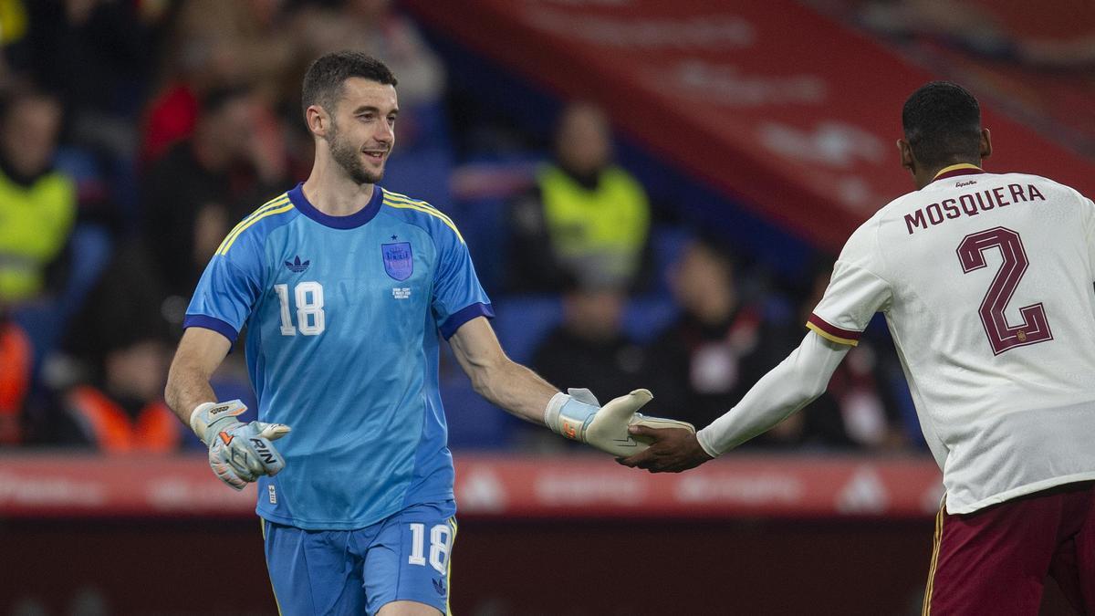 Joan García, portero azulgrana, debuta con la selección española en un partido amistoso contra Egipto en el estadio de Cornellà. (Fuente: El Periódico)