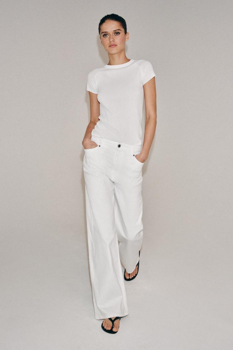 Pantalones vaqueros wide leg de tiro alto de Zara en azul claro (Fuente: El Mundo)