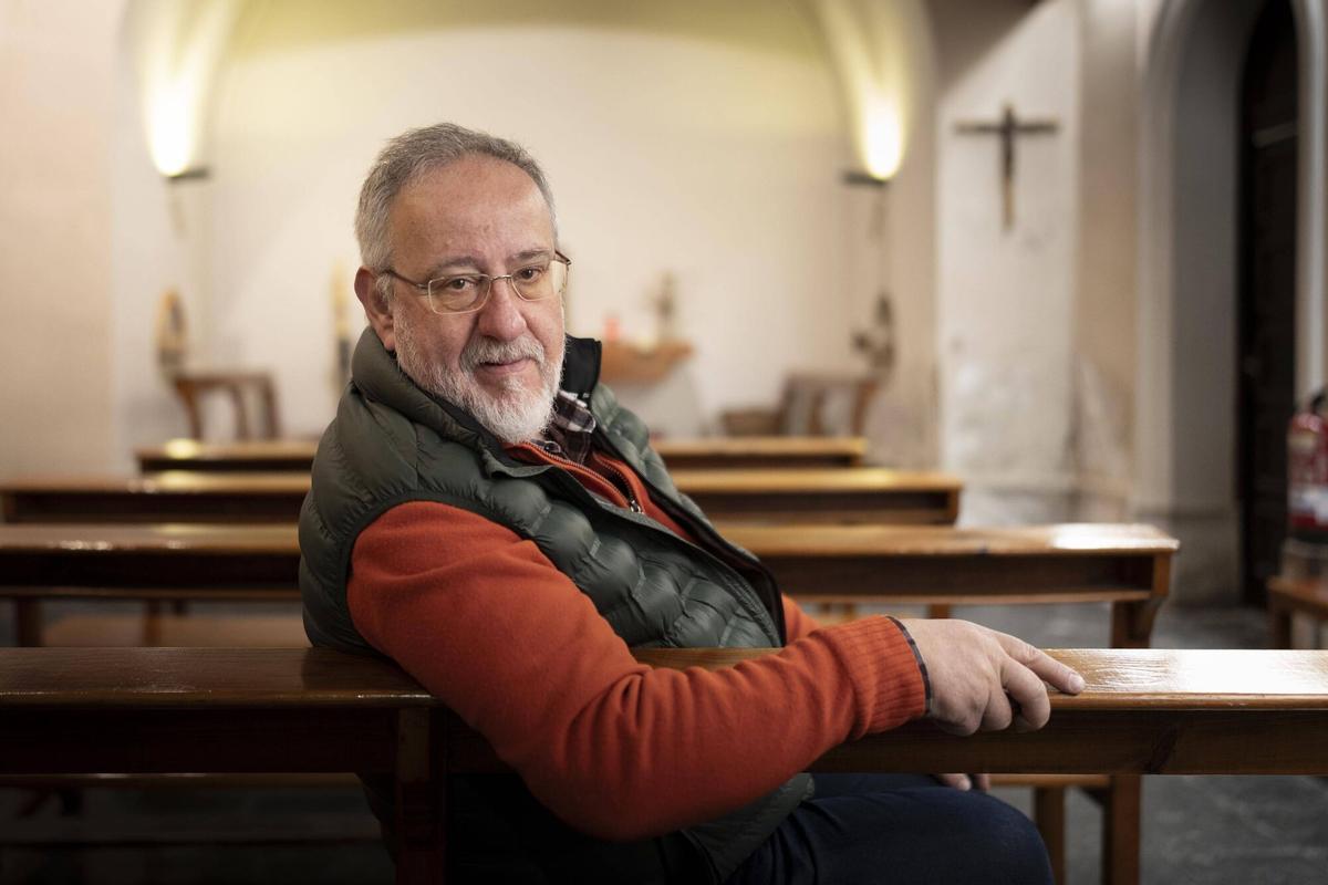Francesc Romeu, rector de la parroquia de Santa Maria del Taulat, en el barrio del Poblenou de Barcelona. (Fuente: El Periódico)