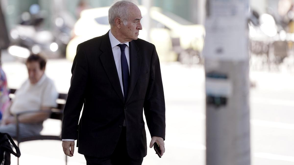 El juez Juan Carlos Peinado, en los alrededores de los juzgados de Plaza Castilla, Madrid. (Fuente: El Periódico)