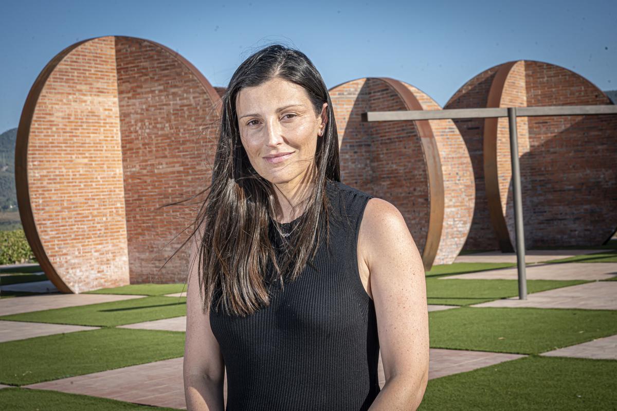 La directora general de Juvé & Camps, Meritxell Juvé, junto al presidente de Corpinnat, Pere Llopart, y el secretario de la marca, Roc Gramona. (Fuente: El Periódico)