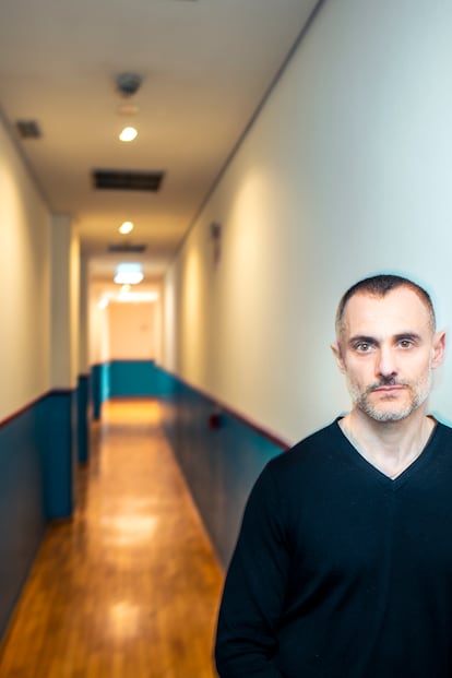 El autor francés Jean-Baptiste Del Amo sonriendo en una foto de prensa (Fuente: El País)