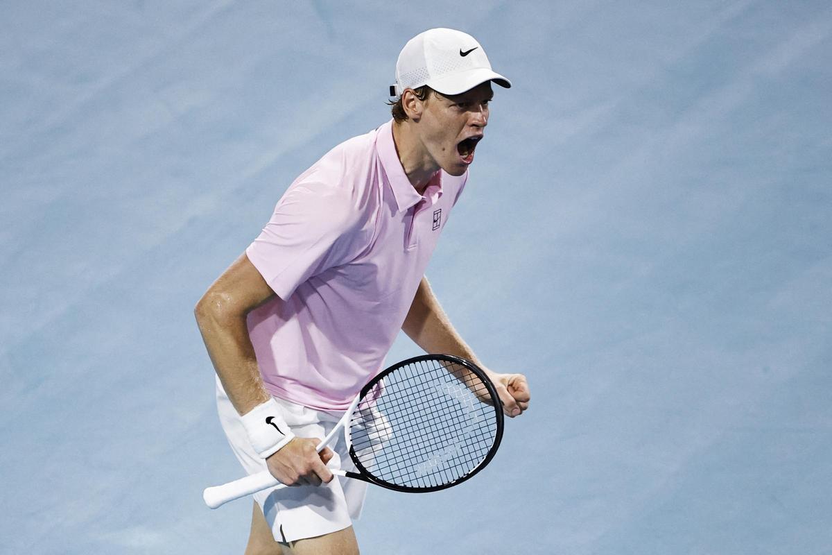 Jannik Sinner celebra su victoria en el torneo de Miami, Florida, el 27 de marzo de 2026. (Fuente: El Periódico)