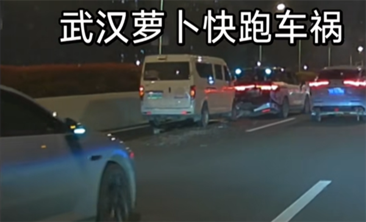 Robotaxis de la plataforma Apollo Go detenidos en medio del tráfico en Wuhan, China. (Fuente: El Mundo Internacional)