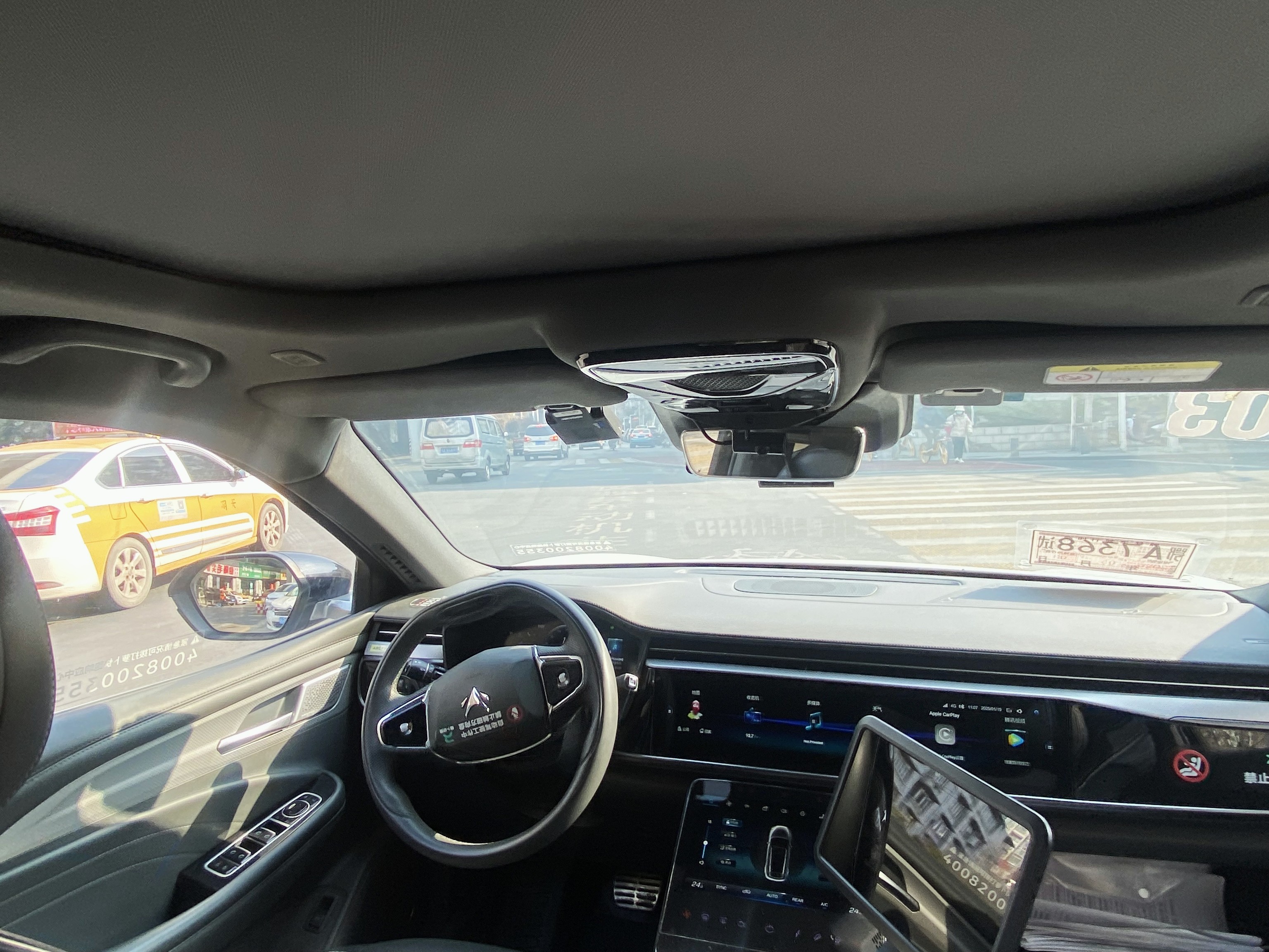 Pasajeros atrapados en un robotaxi averiado en Wuhan. (Fuente: El Mundo Internacional)